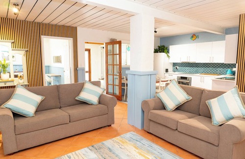 Quinns Rocks Apartment | Beachfront apartment with pool, 2 minutes walk to Indian Ocean. Sleeps 7.