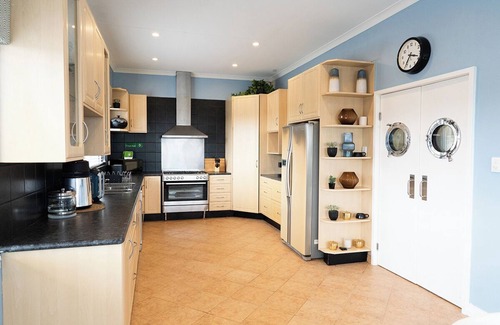 Quinns Rocks Apartment | Beachfront apartment with pool & ocean views, 2 mins walk to Beach. Sleeps 7.