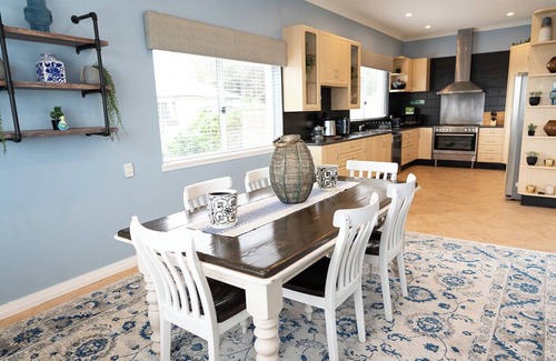 Quinns Rocks Apartment | Beachfront apartment with pool & ocean views, 2 mins walk to Beach. Sleeps 7.