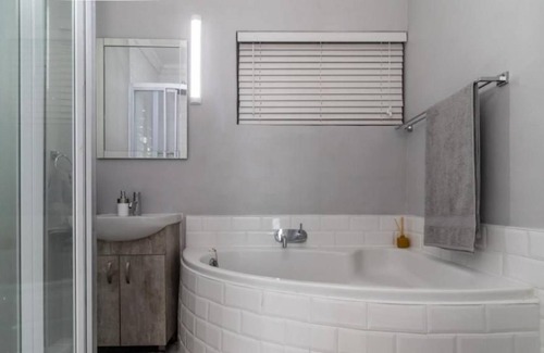 Amanzimtoti Apartment | Beachfront apartment with amazing sea views and direct beach access.