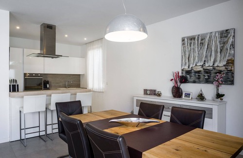 Slatine Apartment | Beachfront Apartment Lemonade with Pool VII