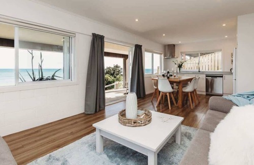 Bell Block Apartment | Beachfront Apartment with Ocean Views