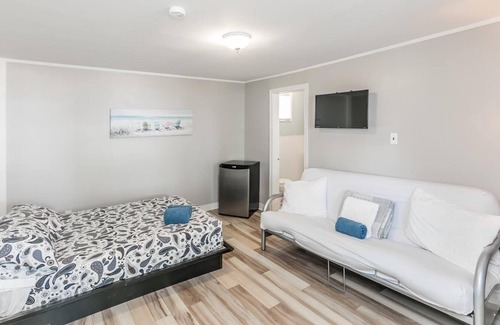 Wasaga Beach Hotel | Beachfront at Beach1 Motel