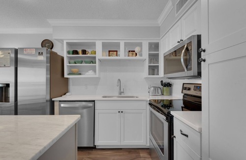 Crystal Beach Condo | BeachFront, Bch Svc, pool, wifi, Kitchen, grill
