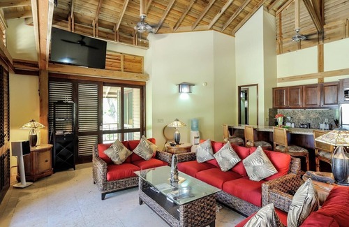 Palmetto Bay Villa | Beachfront | Beachside Private Pool | Immaculately Kept | Private Dive Resort