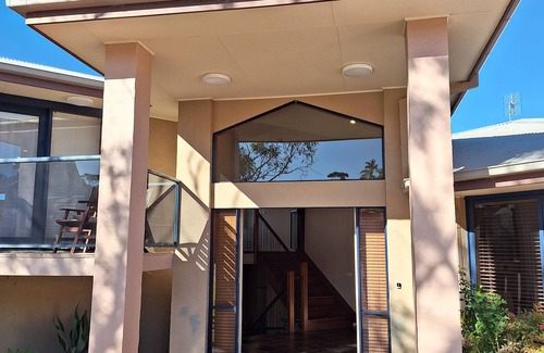 Tura Beach House | Beachfront Beauty