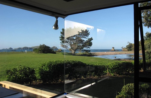 Kaeo House | BEACHFRONT-best in Tauranga Bay! EXPANSIVE SEA VIEWS 3 bdrm 2 bath D/washer