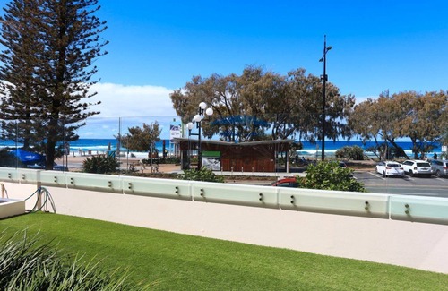 Gold Coast Apartment | Beachfront Bliss in Surfers Paradise! 🏖️