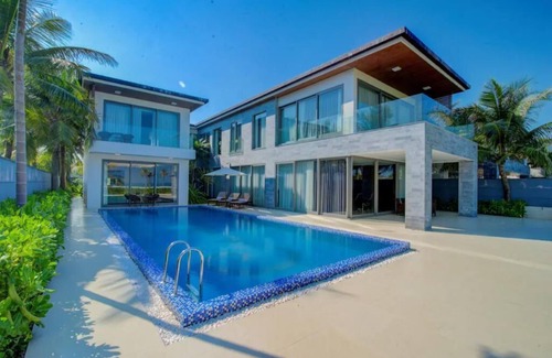 Ngu Hanh Son House | Beachfront Bliss: 6-BR Villa in five-star resort