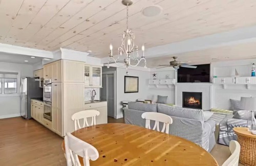 Niantic House | Beachfront Bliss-July 19th Fireworks -Spectacular Views of Niantic Bay