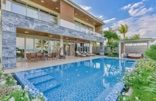 Ngu Hanh Son House | Beachfront Bliss: Lux Pool Villa with Gardennn