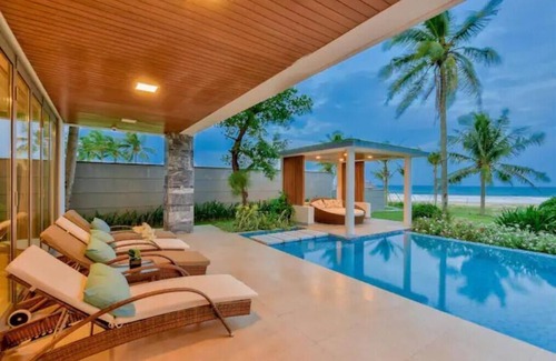 Ngu Hanh Son House | Beachfront Bliss: Lux Pool Villa with Gardennn