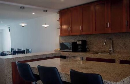 Zona Hotelera House | Beachfront Bliss - Spacious 4-Bed with Ocean View