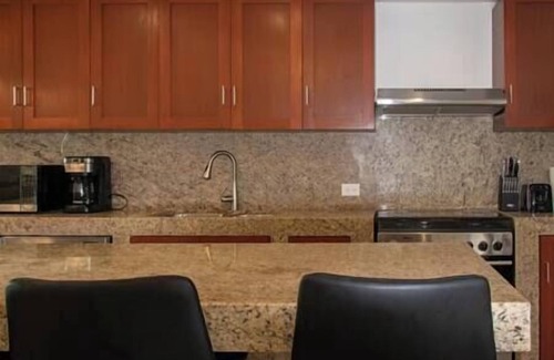 Zona Hotelera House | Beachfront Bliss - Spacious 4-Bed with Ocean View