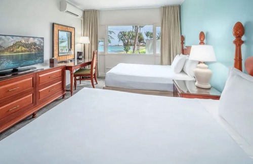 Kahului Hotel | Beachfront Bliss: Two Spacious Rooms with Panoramic Ocean Views & Pool