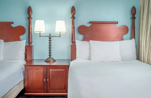 Kahului Hotel | Beachfront Bliss: Two Spacious Rooms with Panoramic Ocean Views & Pool