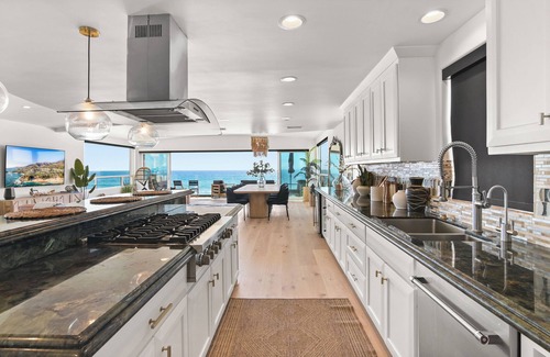 Townsite House | Beachfront Boho Dream Penthouse. Walk 2 Everything! Newly designed SLEEPS 10!