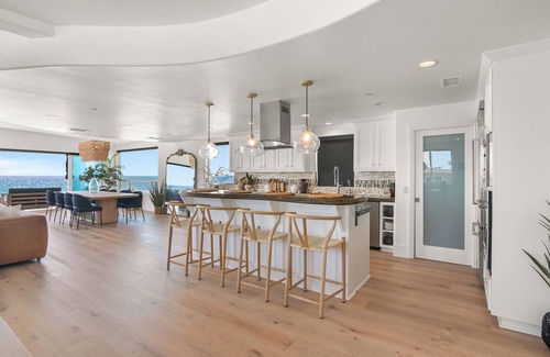 Townsite House | Beachfront Boho Dream Penthouse. Walk 2 Everything! Newly designed SLEEPS 10!