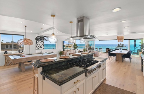 Townsite House | BEACHFRONT BOHO DREAM SLEEPS 20! Luxury 8 Bedroom 9 Bath Home Steps from Water