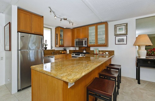 Diamond Head - Kapahulu - St. Louis Condo | Beachfront Building at the Quiet End of Waikiki with Swimming/Surfing!