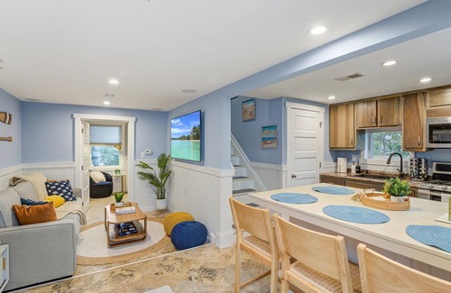 Sea Bright House | Beachfront Bungalow with Pvt Beach access