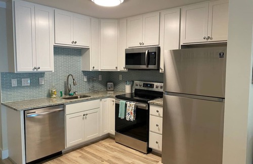 Palmetto Dunes Condo | Beachfront Complex - 3 Pools & Tennis - King Bed