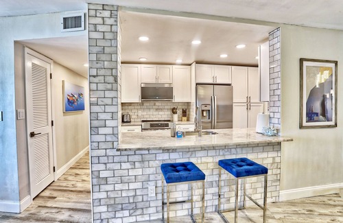 Sunset Beach Condo | 🏖️Beachfront Community🌴Land's End 1-206☀Heated Pool/Hot Tub🐬Bay Views