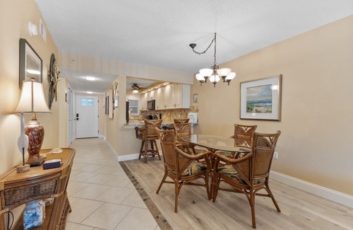 Holmes Beach Condo | Beachfront Complex: Enjoy Amenities, Beach Gear and Beach Access!