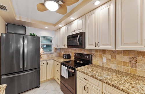 Holmes Beach Condo | Beachfront Complex: Enjoy Amenities, Beach Gear and Beach Access!