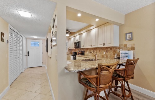 Holmes Beach Condo | Beachfront Complex: Enjoy Amenities, Beach Gear and Beach Access!