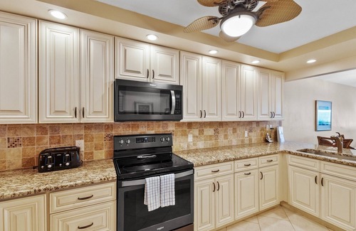 Holmes Beach Condo | Beachfront Complex: Enjoy Amenities, Beach Gear and Beach Access!