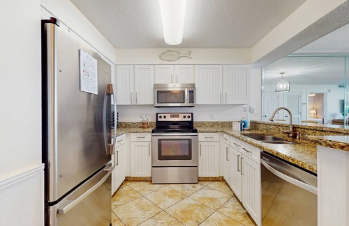 Destin Condo | Beachfront Condo, gorgeous views, shared pool and beach access