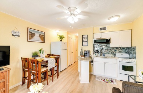 North Beach Condo | Beachfront Corpus Christi Condo w/Pool Access!