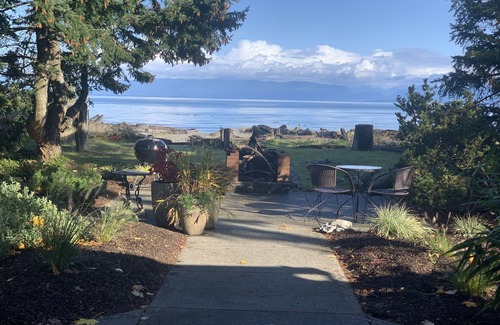 Comox Cabin | Beachfront cottage right on Kye Bay, Comoxn