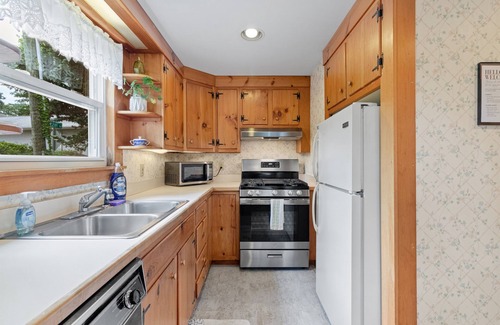 Branford Cottage | Beachfront Cottage Serene Private Beach, Kayaks