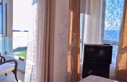 Kato Gouves Villa | Beachfront Crete Villa | Villa Mary | 3 Bedroom | 30 Metres To The Beach |.