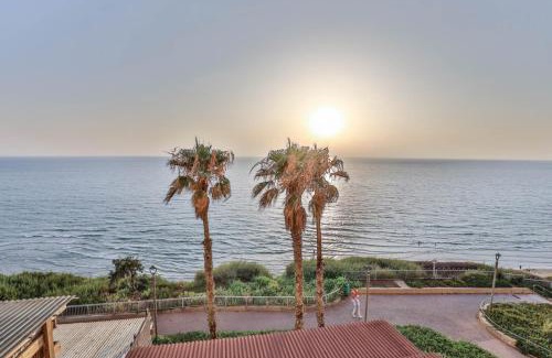 Netanya Apartment | Beachfront Elegance - Luxe Abode!