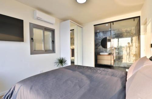 Netanya Apartment | Beachfront Elegance - Luxe Abode!