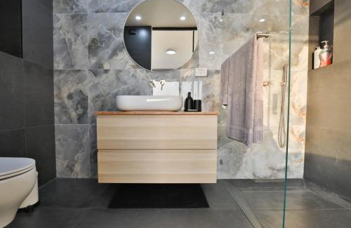 Netanya Apartment | Beachfront Elegance - Luxe Abode!