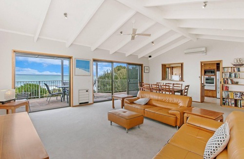 Port Fairy Apartment | Beachfront - elevated ocean views