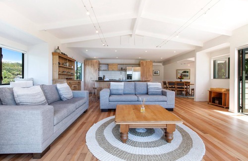 Ostend House | Beachfront Enclosure Bay - Modern 4 Bedroom Home with the Beach on your Doorstep!