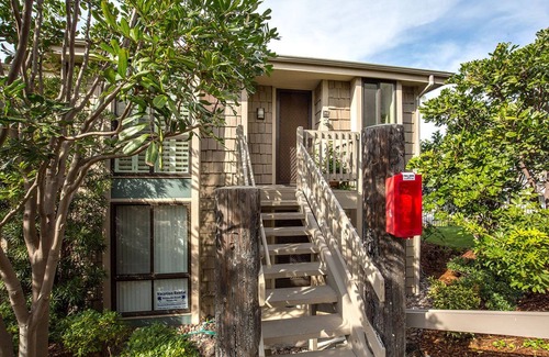 Townsite Cottage | Beachfront End-unit Cottage with whitewater ocean views and private entrance