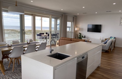 Minlacowie House | Beachfront escape with breathtaking views and quality accommodation.