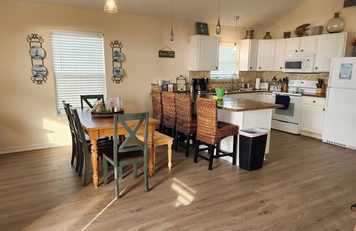 Surfside Beach House | Beachfront Family Fun! 30s to Sand – 1 King, 2 Queens, Bunks, Prvt Beach Access!
