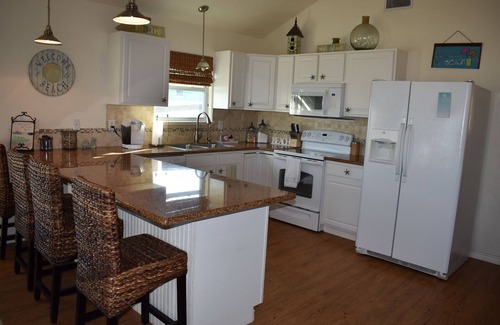 Surfside Beach House | Beachfront Family Fun! 30s to Sand – 1 King, 2 Queens, Bunks, Prvt Beach Access!