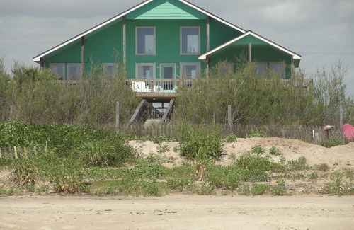 Freeport House | BEACHFRONT FAMILY HOME. PRIVATE DUNEWALK.nLONG-TERM WINTER RENTALS - DISCOUNTS.