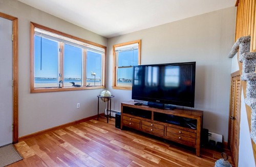 Seabrook House | Beachfront Family Vacation in a Quiet Residential Neighborhood.