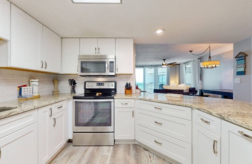 Fort Walton Beach Condo | Beachfront fifth-floor condo with Gulf views, W/D, outdoor pool, & grill access