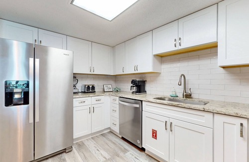 Fort Walton Beach Condo | Beachfront fifth-floor condo with Gulf views, W/D, outdoor pool, & grill access