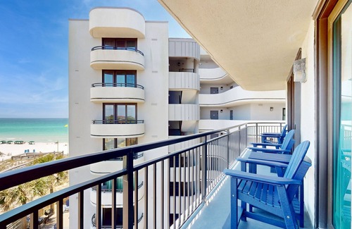 Fort Walton Beach Condo | Beachfront fifth-floor condo with Gulf views, W/D, outdoor pool, & grill access